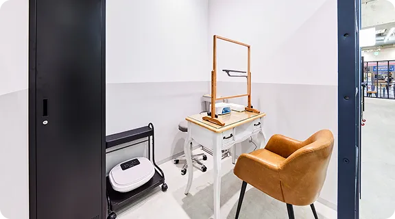 標準装備（デスク／チェア／ライトなど）｜アームレスト｜ワゴン｜マシーン（URAWA）
      ｜LEDライト｜ペディオッドマン｜フットバス｜スツール