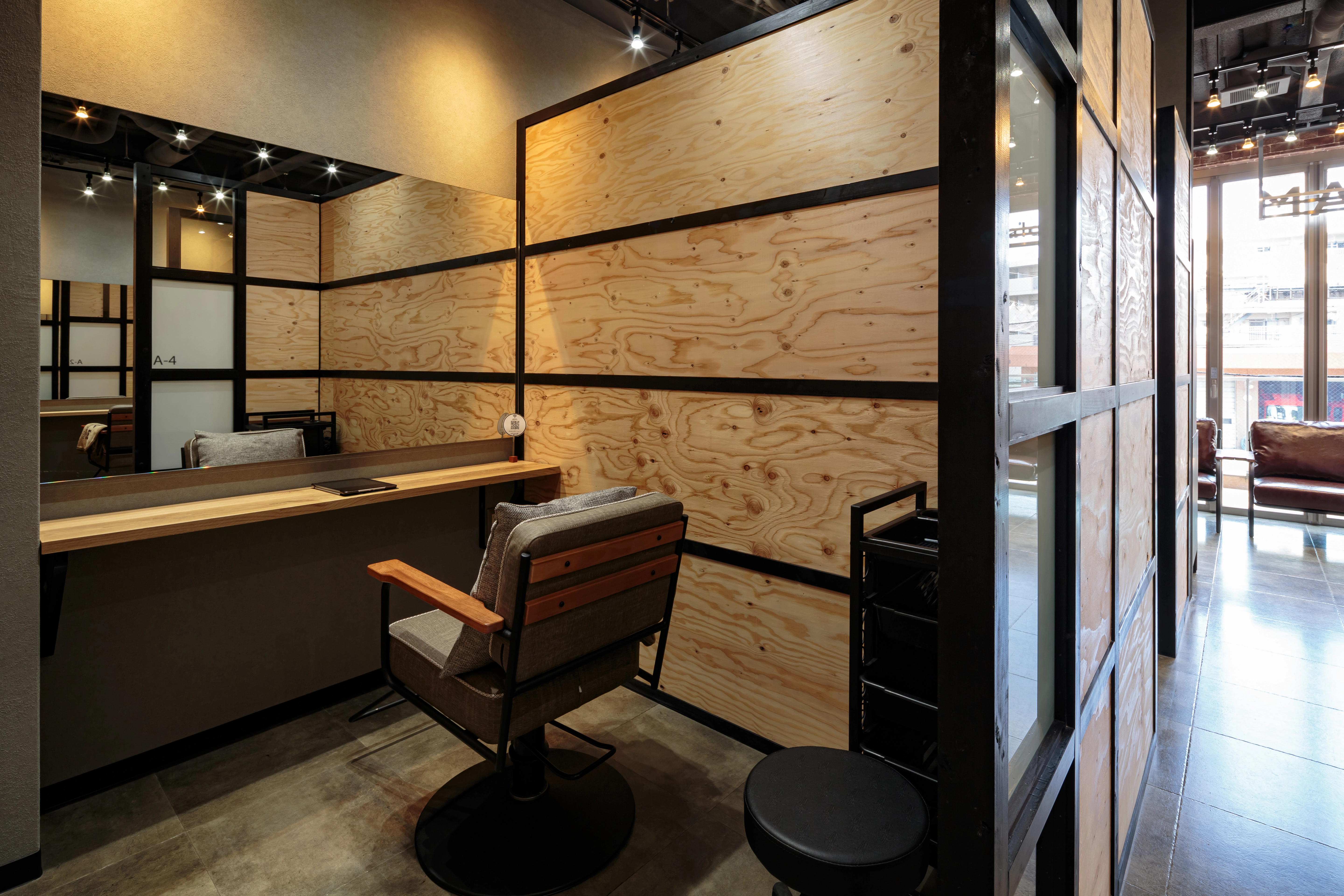 施術ルームは全て個室。他の方に干渉されず、安心してサロンワークができます。複数人での利用可能なルームも完備しております。