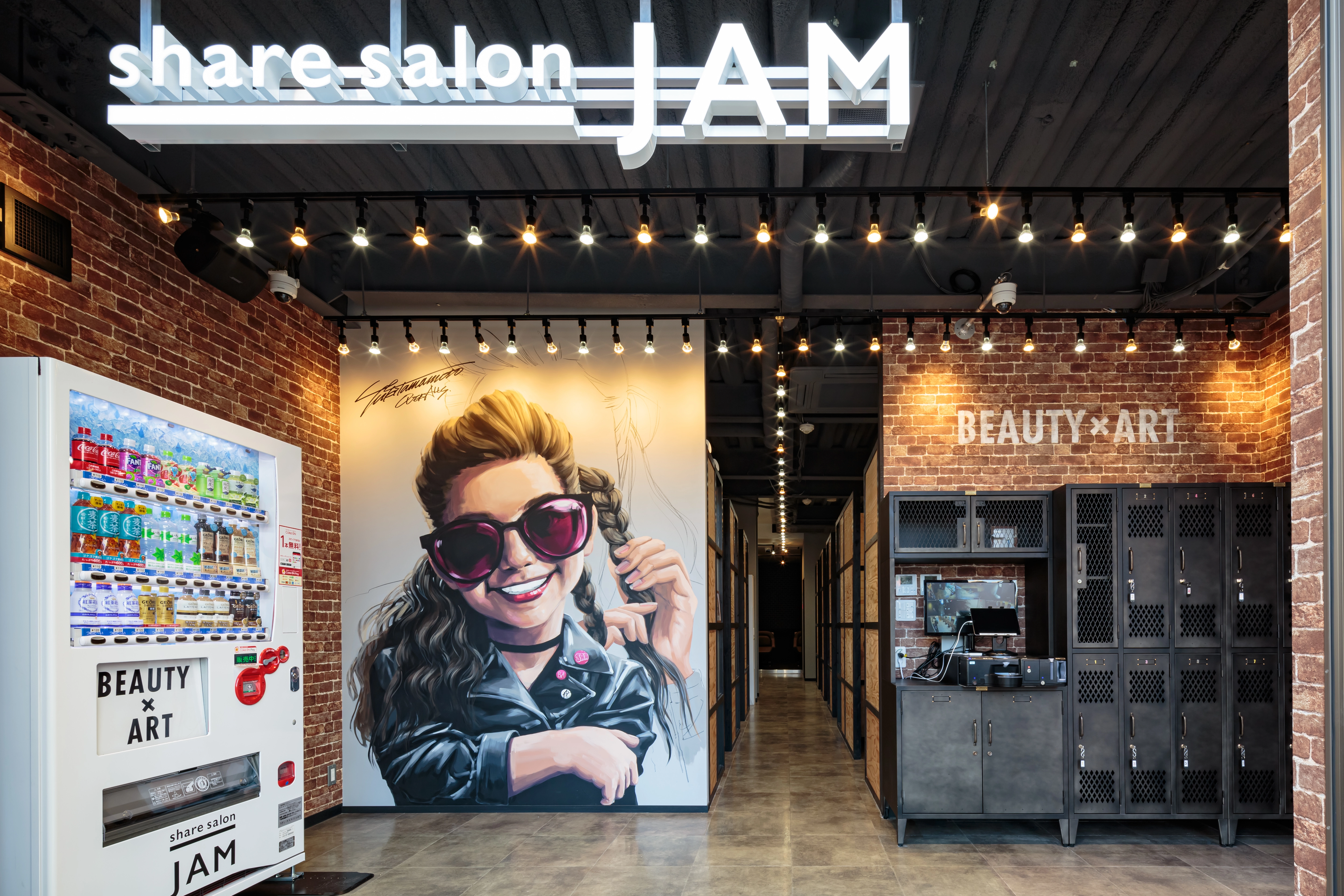 有名デザイナーによるアート空間。巨大な壁面のエントランスをはじめ、おしゃれで上質な空間を提供します。