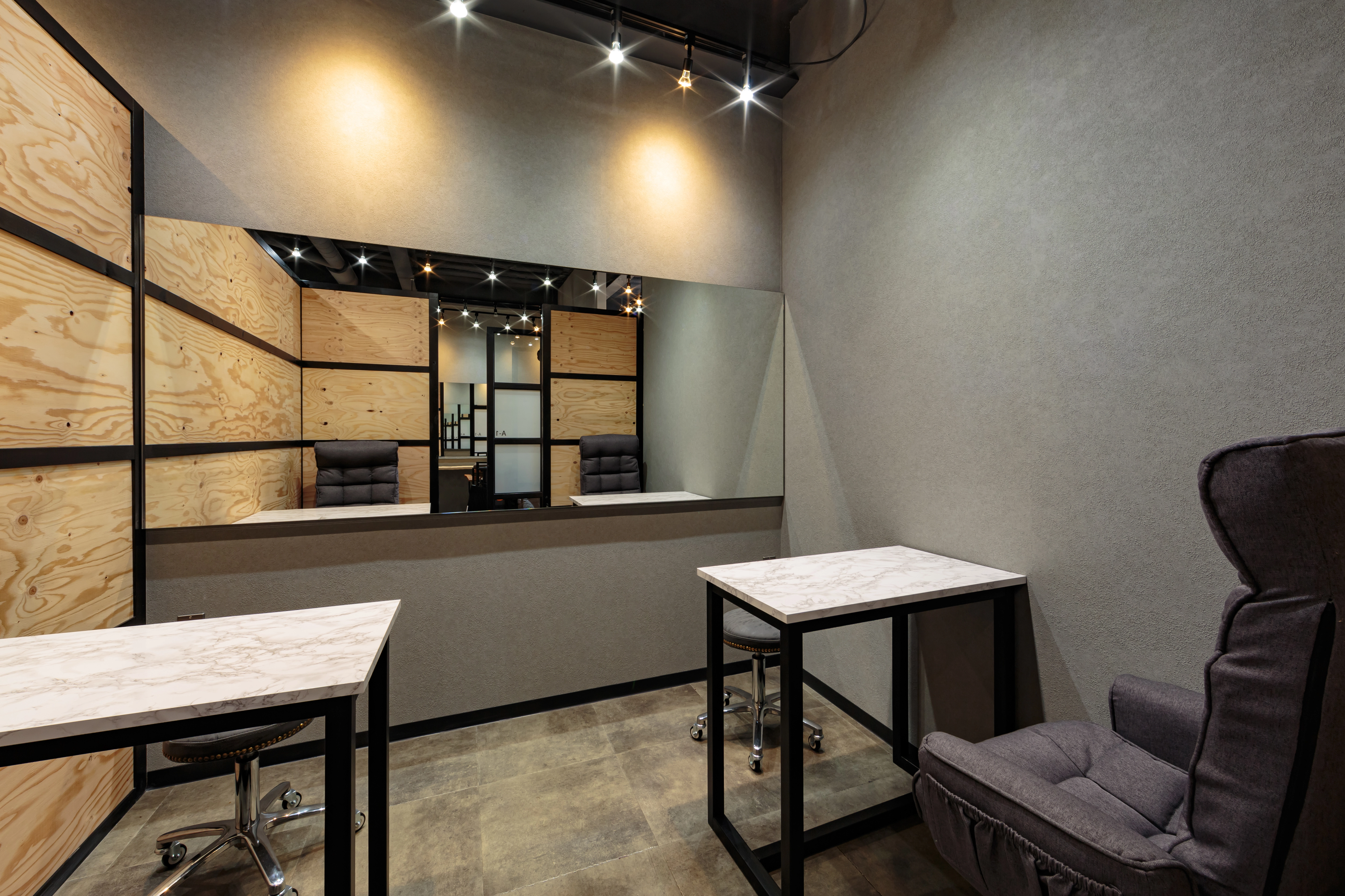 標準装備（デスク／チェア／ライトなど）｜アームレスト｜ワゴン｜マシーン（URAWA）
      ｜LEDライト｜ペディオッドマン｜フットバス｜スツール