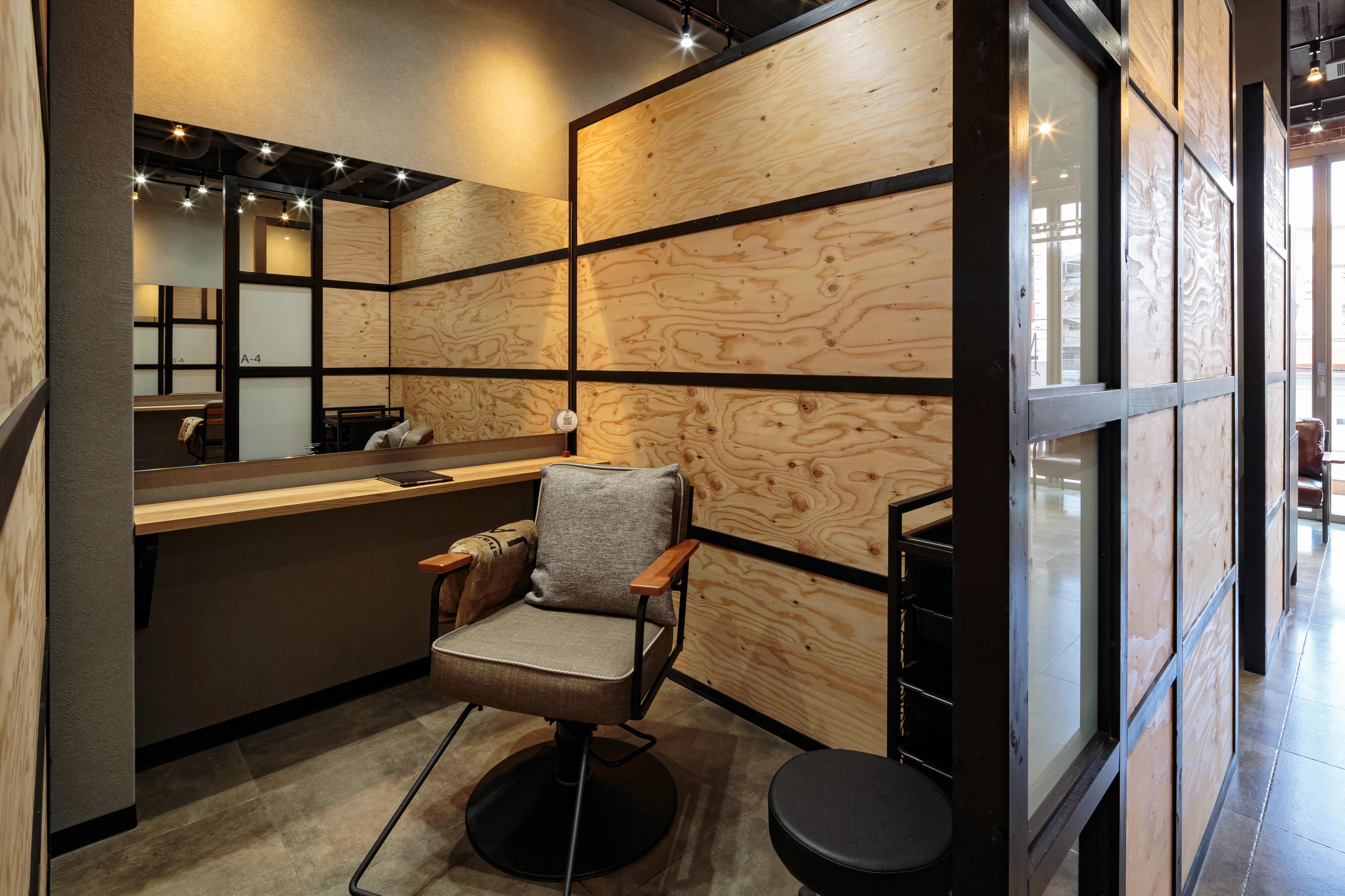 標準装備（セット面 / チェア / タオルなど）｜フルフラットシャンプー台｜デジタルパーマ機器｜ワゴン｜パーマ用機材やカラー機材
      （ロットやカップ含む）｜バリカンやコテなど