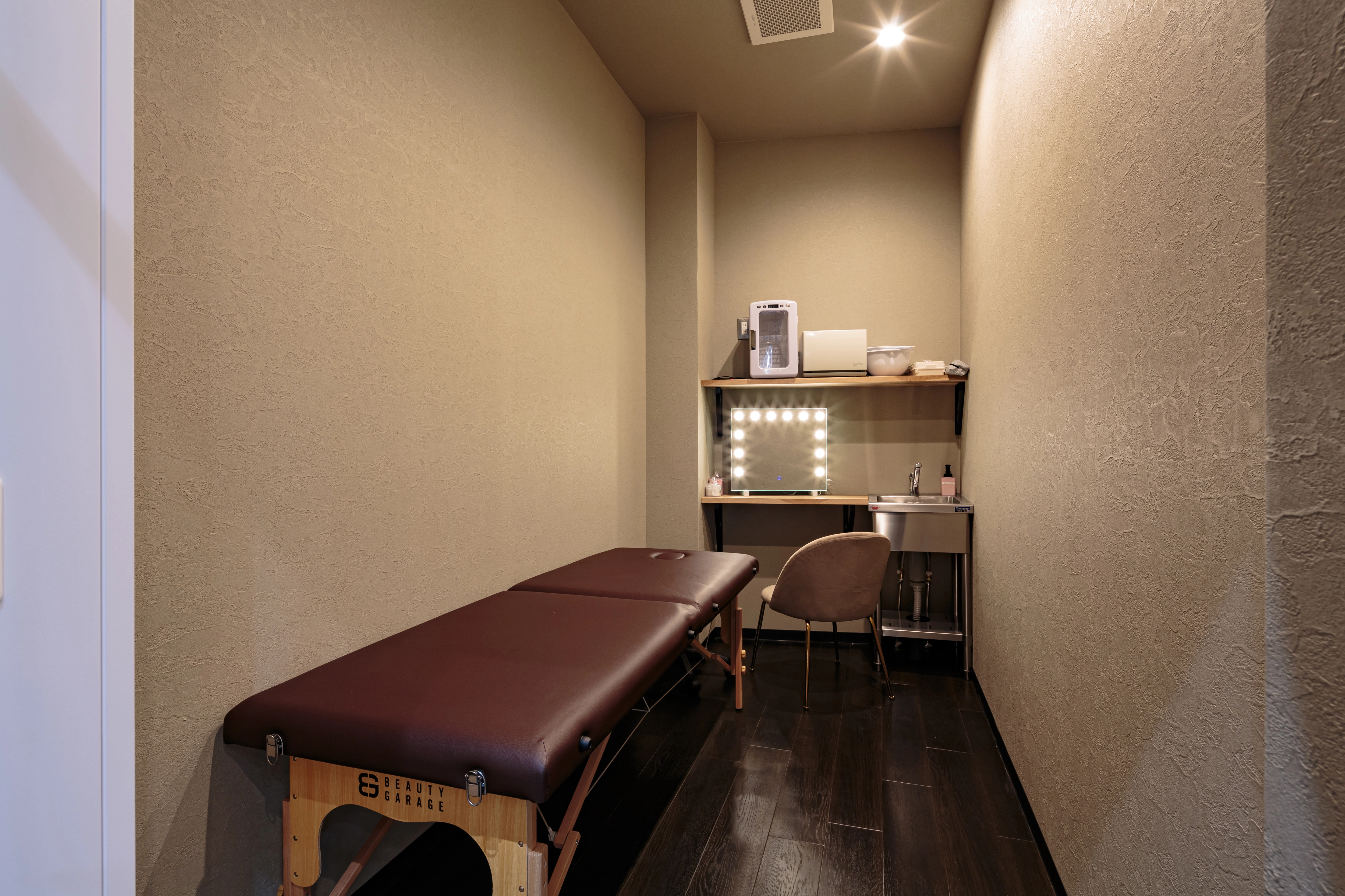 標準装備｜ウォーマー｜ワゴン｜ヘッドライト｜ロッカー｜ブランケット｜ヘアアイロン｜マツエクブロア｜タオル