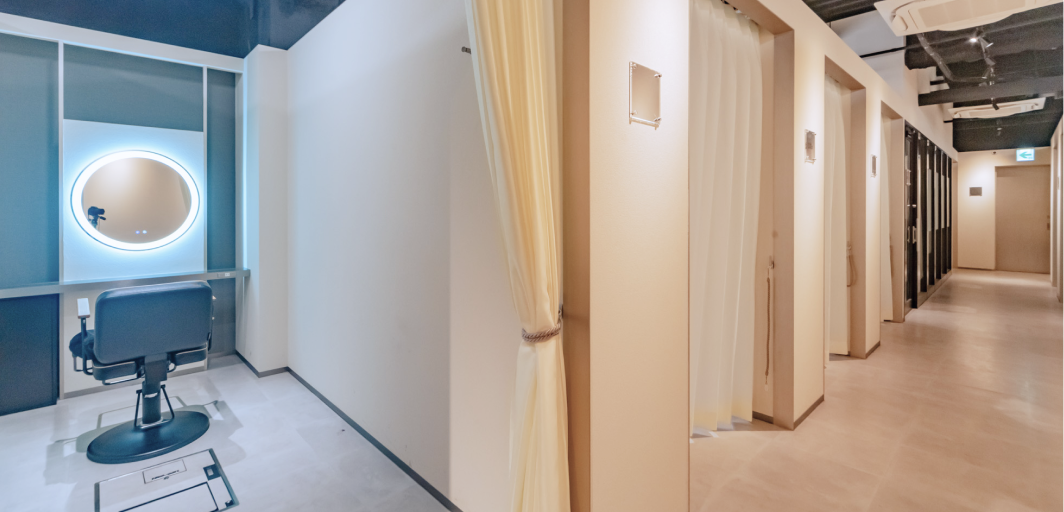 施術ルームは全て個室。他の方に干渉されず、安心してサロンワークができます。複数人での利用可能なルームも完備しております。