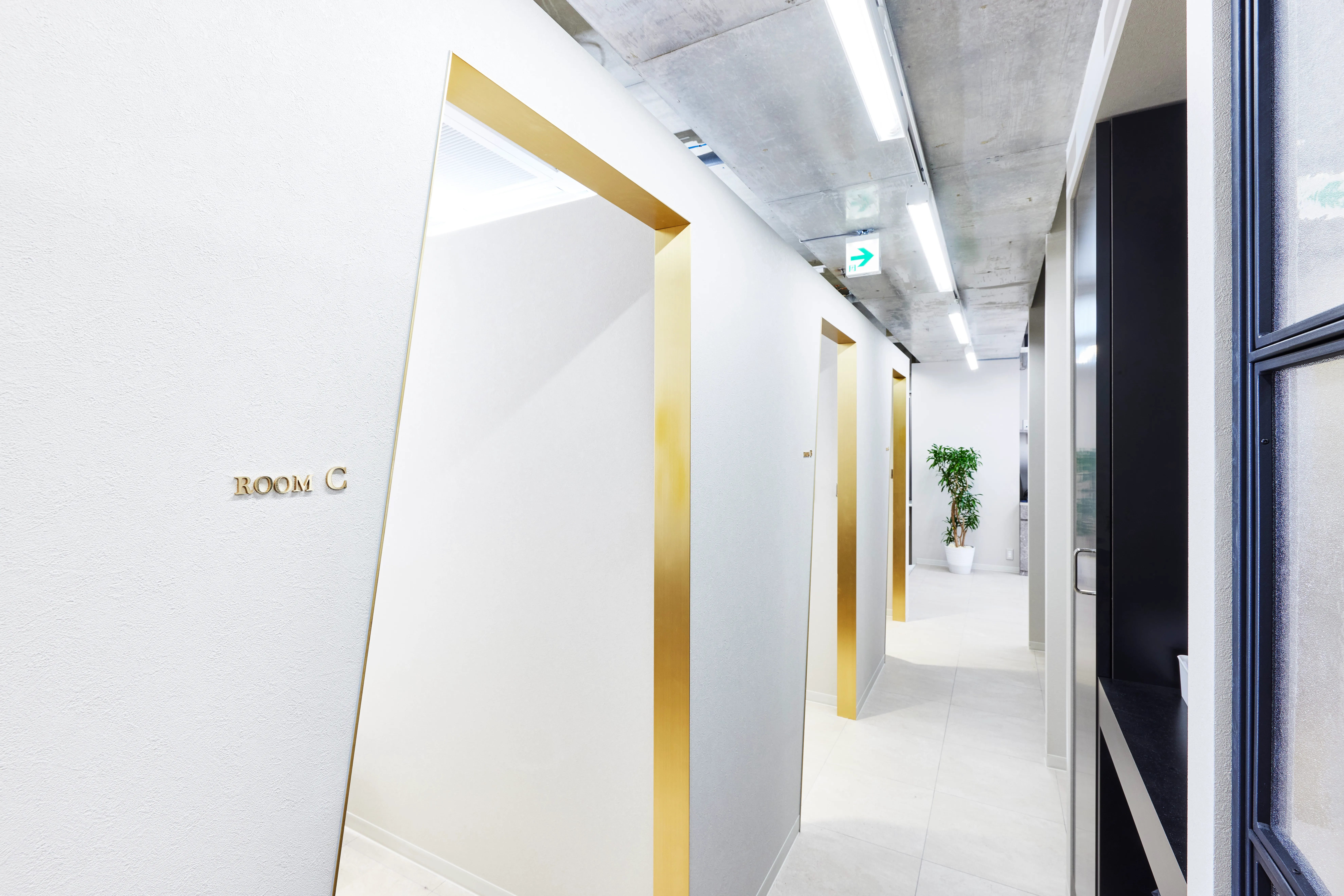 施術ルームは全て個室。他の方に干渉されず、安心してサロンワークができます。複数人での利用可能なルームも完備しております。