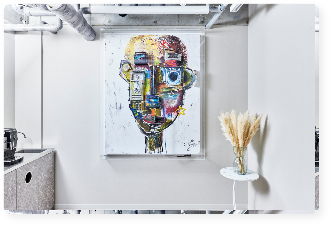 有名デザイナーによるアート空間。巨大な壁面のエントランスをはじめ、おしゃれで上質な空間を提供します。