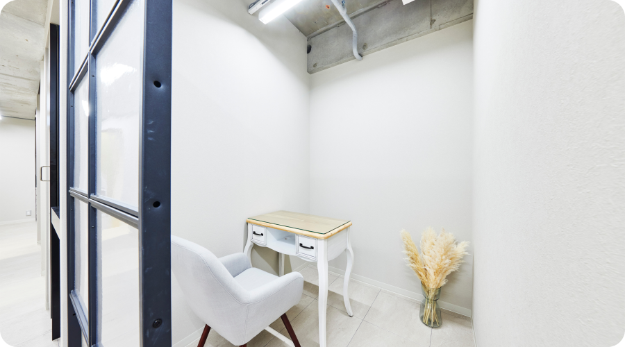 標準装備（デスク／チェア／ライトなど）｜アームレスト｜ワゴン｜マシーン（URAWA）
      ｜LEDライト｜ペディオッドマン｜フットバス｜スツール